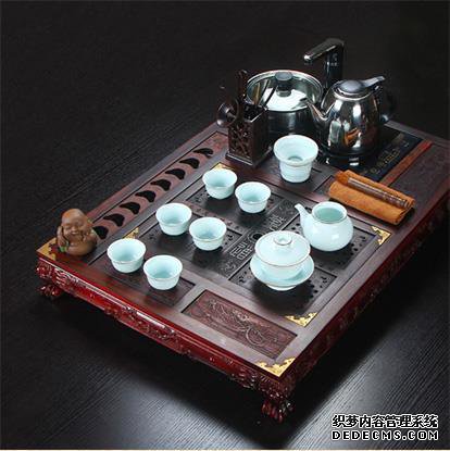 地黄瓜与日韩人妻制服丝袜av在线，摄影艺术的巅峰之作